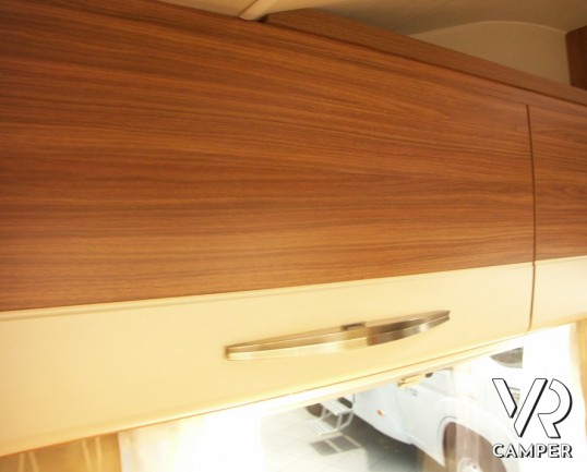 CARADO A 461: camper mansardato nuovo con doppia dinette e letti a castello in coda abbinati al garage