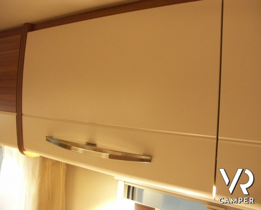 CARADO A 461: camper mansardato nuovo con doppia dinette e letti a castello in coda abbinati al garage