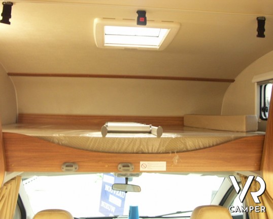 CARADO A 461: camper mansardato nuovo con doppia dinette e letti a castello in coda abbinati al garage