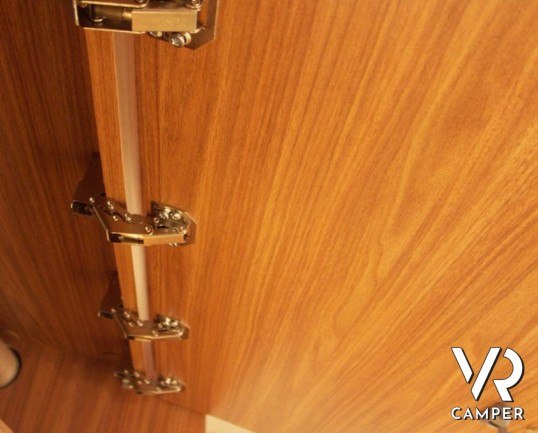 CARADO A 461: camper mansardato nuovo con doppia dinette e letti a castello in coda abbinati al garage