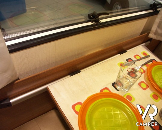 CARADO A 461: camper mansardato nuovo con doppia dinette e letti a castello in coda abbinati al garage