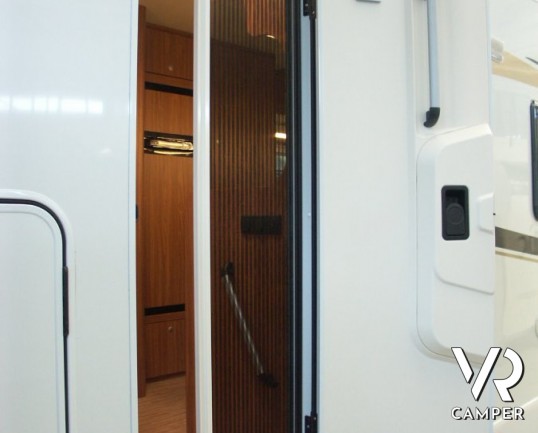 CARADO A 461: camper mansardato nuovo con doppia dinette e letti a castello in coda abbinati al garage