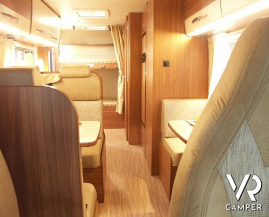 CARADO A 461: camper mansardato nuovo con doppia dinette e letti a castello in coda abbinati al garage