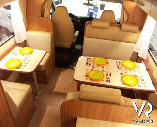 CARADO A 461: camper mansardato nuovo con doppia dinette e letti a castello in coda abbinati al garage