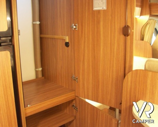 CARADO A 461: camper mansardato nuovo con doppia dinette e letti a castello in coda abbinati al garage