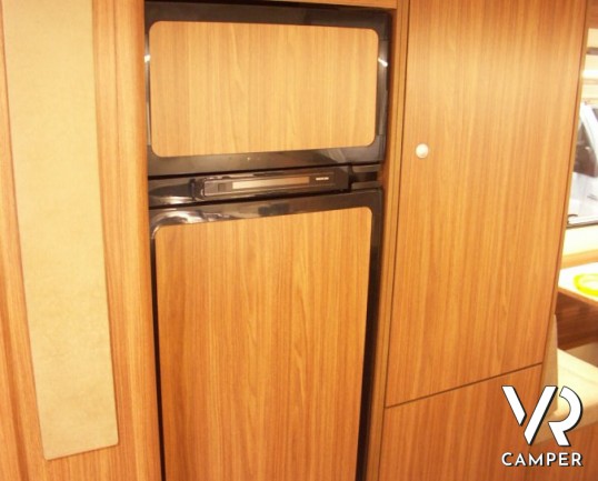 CARADO A 461: camper mansardato nuovo con doppia dinette e letti a castello in coda abbinati al garage