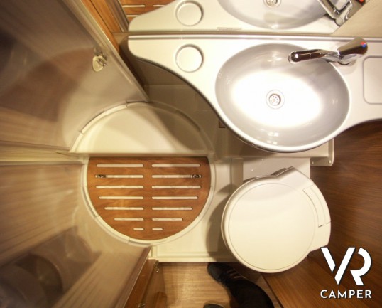 CARADO A 461: camper mansardato nuovo con doppia dinette e letti a castello in coda abbinati al garage