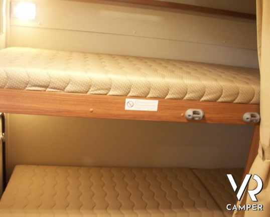 CARADO A 461: camper mansardato nuovo con doppia dinette e letti a castello in coda abbinati al garage