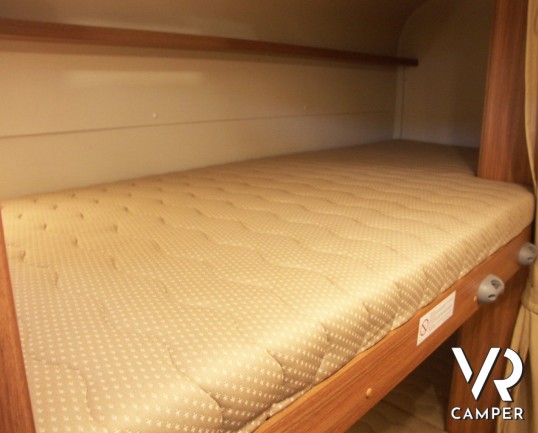 CARADO A 461: camper mansardato nuovo con doppia dinette e letti a castello in coda abbinati al garage