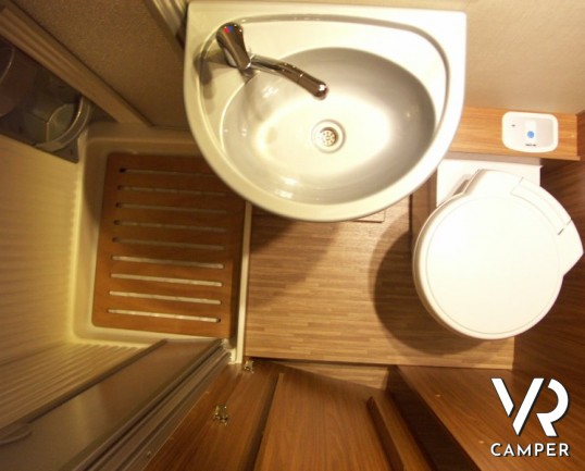 Carado A 464: camper nuovo a Torino mansardato con letto matrimoniale in coda e garage grande omologato 6 posti.