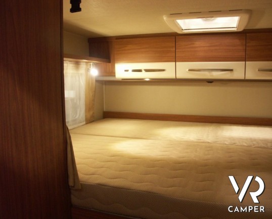 Carado A 464: camper nuovo a Torino mansardato con letto matrimoniale in coda e garage grande omologato 6 posti.