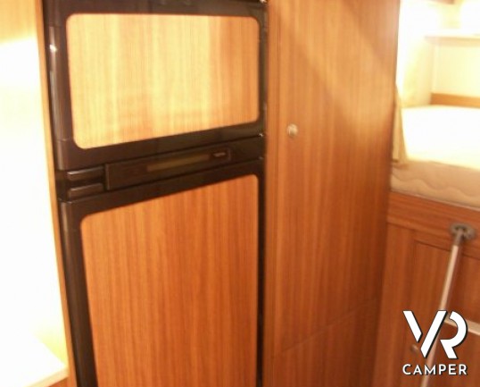 Carado A 464: camper nuovo a Torino mansardato con letto matrimoniale in coda e garage grande omologato 6 posti.