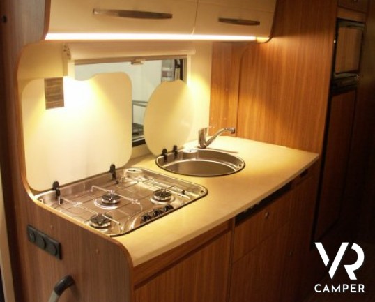 Carado A 464: camper nuovo a Torino mansardato con letto matrimoniale in coda e garage grande omologato 6 posti.