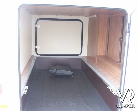 CARADO A464: camper mansardato nuovo tedesco by Hymer, con ampio garage sul posteriore.