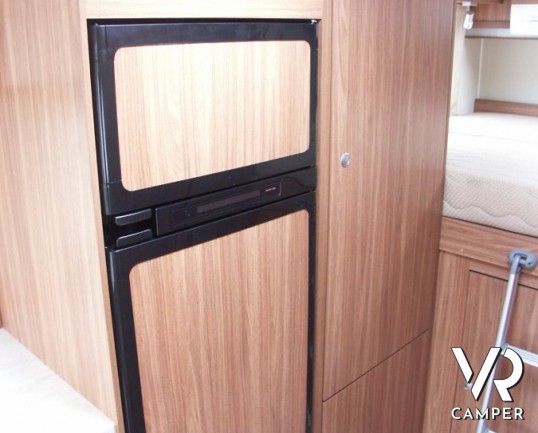 CARADO A464: camper mansardato nuovo tedesco by Hymer, con ampio garage sul posteriore.