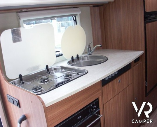 CARADO A464: camper mansardato nuovo tedesco by Hymer, con ampio garage sul posteriore.