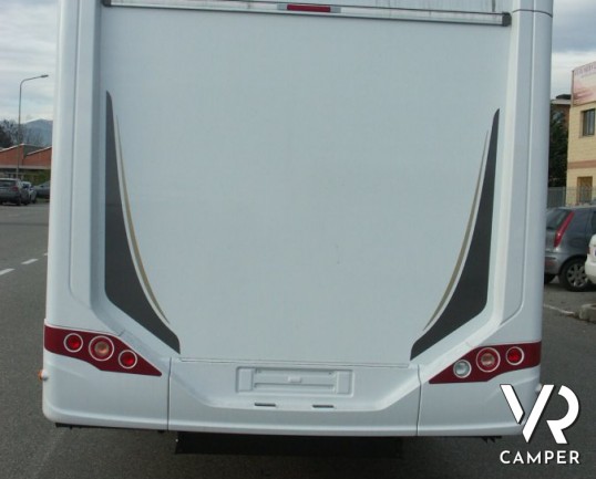 CARADO A464: camper mansardato nuovo tedesco by Hymer, con ampio garage sul posteriore.
