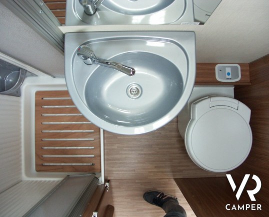 CARADO A464: camper mansardato nuovo tedesco by Hymer, con ampio garage sul posteriore.