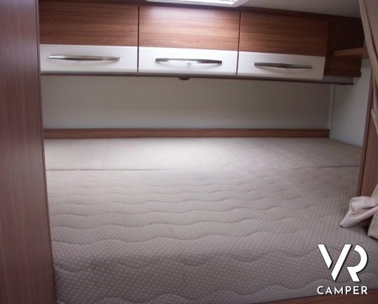 CARADO A464: camper mansardato nuovo tedesco by Hymer, con ampio garage sul posteriore.