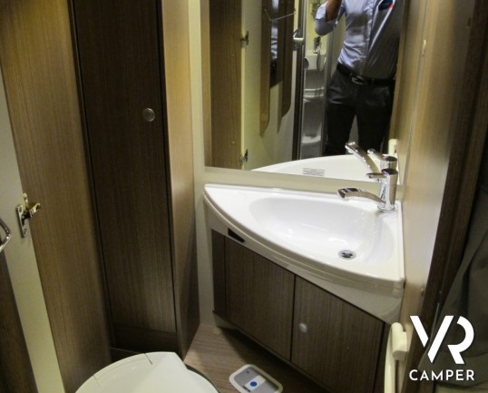 Carado I 447: motorhome nuovo con letti gemelli posteriori e ampio garage, dinette ampia con frigorifero grande e letto basculante anteriore