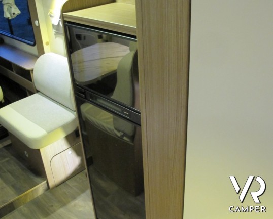 Carado I 447: motorhome nuovo con letti gemelli posteriori e ampio garage, dinette ampia con frigorifero grande e letto basculante anteriore