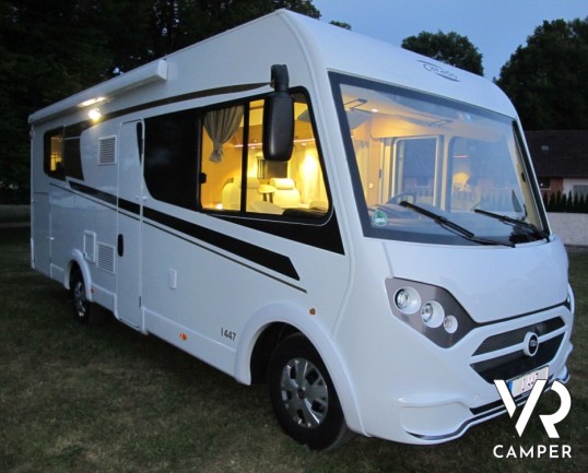 Carado I 447: motorhome nuovo con letti gemelli posteriori e ampio garage, dinette ampia con frigorifero grande e letto basculante anteriore