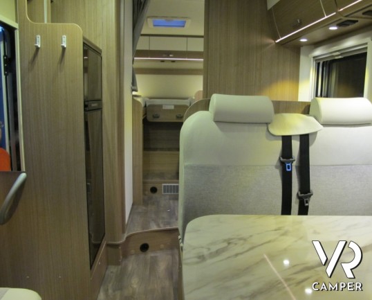Carado I 447: motorhome nuovo con letti gemelli posteriori e ampio garage, dinette ampia con frigorifero grande e letto basculante anteriore