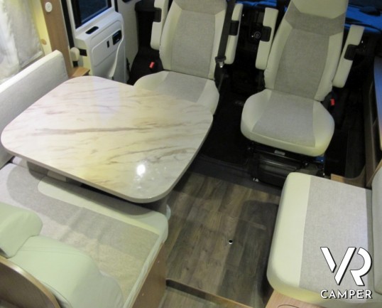 Carado I 447: motorhome nuovo con letti gemelli posteriori e ampio garage, dinette ampia con frigorifero grande e letto basculante anteriore