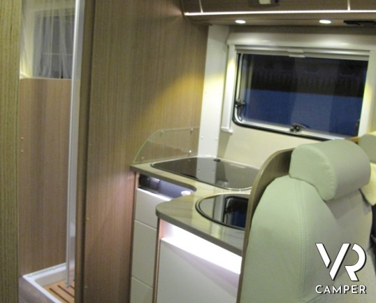 Carado I 447: motorhome nuovo con letti gemelli posteriori e ampio garage, dinette ampia con frigorifero grande e letto basculante anteriore