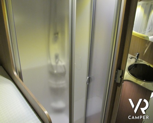 Carado I 447: motorhome nuovo con letti gemelli posteriori e ampio garage, dinette ampia con frigorifero grande e letto basculante anteriore