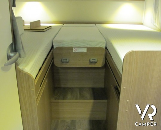 Carado I 447: motorhome nuovo con letti gemelli posteriori e ampio garage, dinette ampia con frigorifero grande e letto basculante anteriore