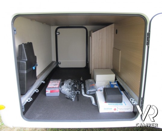 Carado I 449 : camper nuovo motorhome con letto nautico posteriore e ampio garage. Bagno doccia separati e grande dinette anteriore