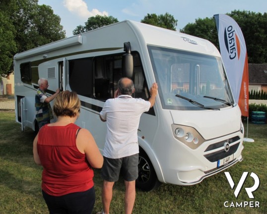 Carado I 449 : camper nuovo motorhome con letto nautico posteriore e ampio garage. Bagno doccia separati e grande dinette anteriore