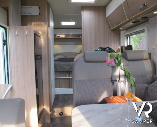 Carado I 449 : camper nuovo motorhome con letto nautico posteriore e ampio garage. Bagno doccia separati e grande dinette anteriore