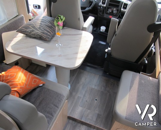 Carado I 449 : camper nuovo motorhome con letto nautico posteriore e ampio garage. Bagno doccia separati e grande dinette anteriore