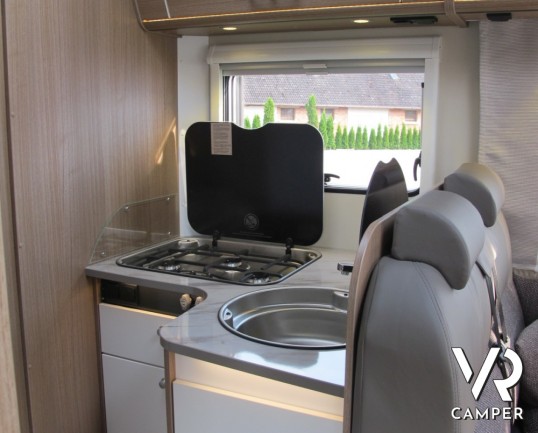 Carado I 449 : camper nuovo motorhome con letto nautico posteriore e ampio garage. Bagno doccia separati e grande dinette anteriore