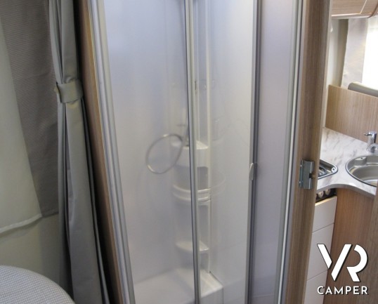 Carado I 449 : camper nuovo motorhome con letto nautico posteriore e ampio garage. Bagno doccia separati e grande dinette anteriore