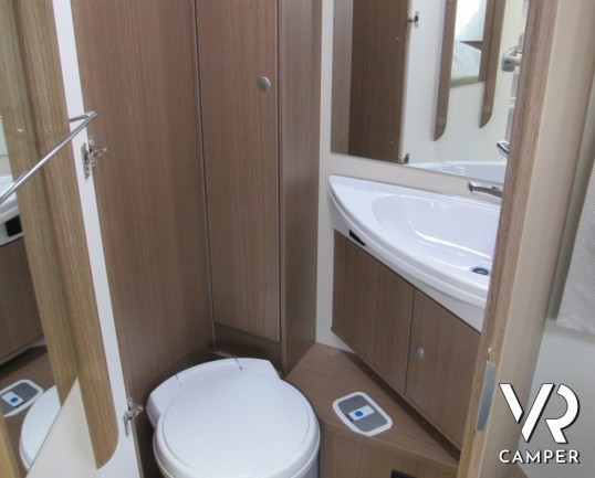 Carado I 449 : camper nuovo motorhome con letto nautico posteriore e ampio garage. Bagno doccia separati e grande dinette anteriore