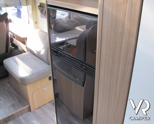Carado I 449 : camper nuovo motorhome con letto nautico posteriore e ampio garage. Bagno doccia separati e grande dinette anteriore