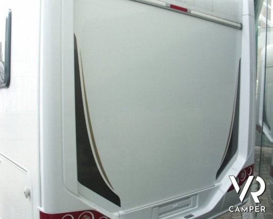 Carado T348: camper semintegrale nuovo del marchio tedesco Carado (Hymer) con letto alla francese, frigorifero grande e ampia dinette e letto basculan