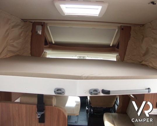 Carado T348: camper semintegrale nuovo del marchio tedesco Carado (Hymer) con letto alla francese, frigorifero grande e ampia dinette e letto basculan