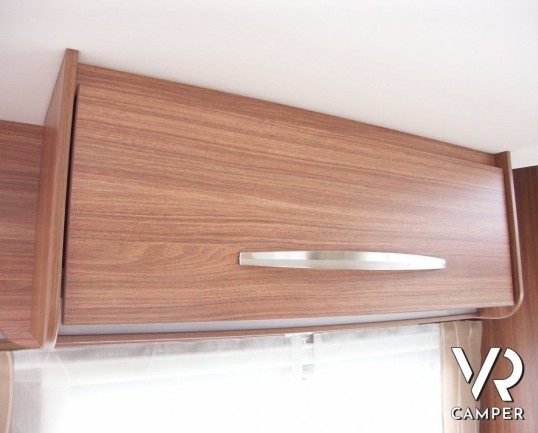 Carado T348: camper semintegrale nuovo del marchio tedesco Carado (Hymer) con letto alla francese, frigorifero grande e ampia dinette e letto basculan