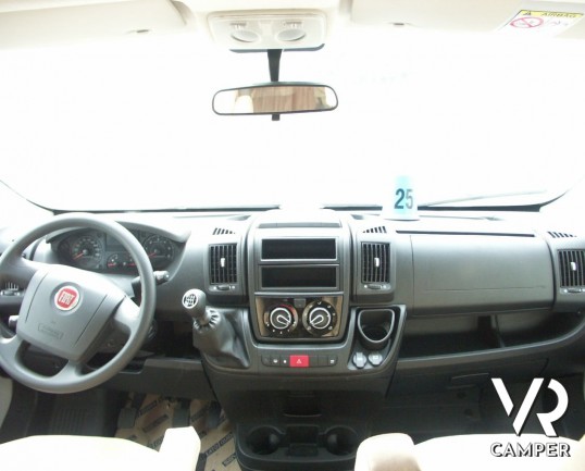 Carado T348: camper semintegrale nuovo del marchio tedesco Carado (Hymer) con letto alla francese, frigorifero grande e ampia dinette e letto basculan