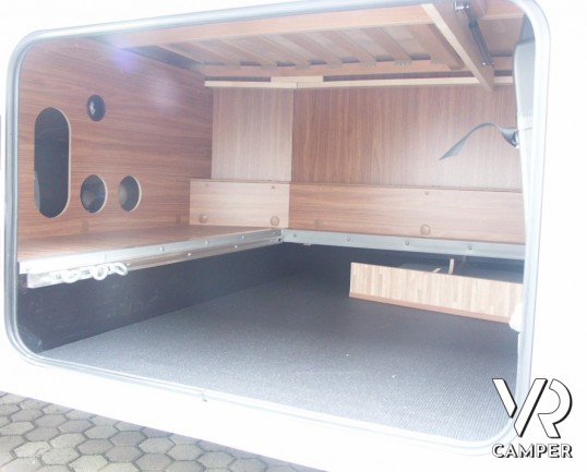 Carado T348: camper semintegrale nuovo del marchio tedesco Carado (Hymer) con letto alla francese, frigorifero grande e ampia dinette e letto basculan