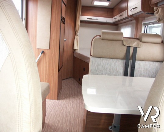 Carado T348: camper semintegrale nuovo del marchio tedesco Carado (Hymer) con letto alla francese, frigorifero grande e ampia dinette e letto basculan