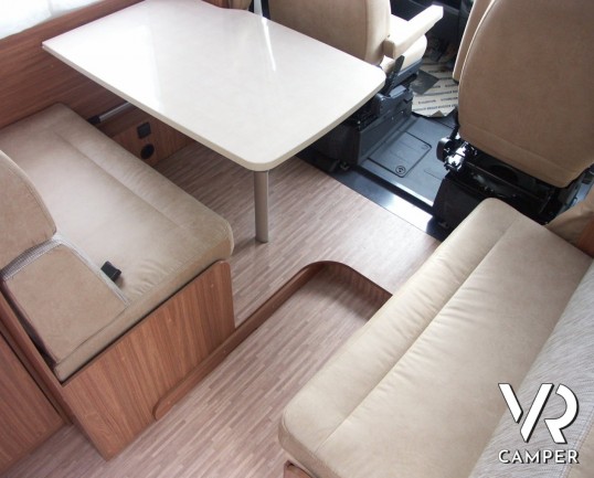 Carado T348: camper semintegrale nuovo del marchio tedesco Carado (Hymer) con letto alla francese, frigorifero grande e ampia dinette e letto basculan