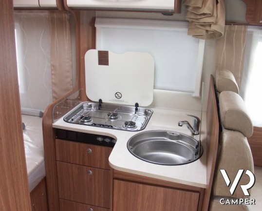 Carado T348: camper semintegrale nuovo del marchio tedesco Carado (Hymer) con letto alla francese, frigorifero grande e ampia dinette e letto basculan