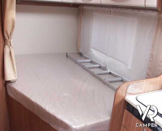 Carado T348: camper semintegrale nuovo del marchio tedesco Carado (Hymer) con letto alla francese, frigorifero grande e ampia dinette e letto basculan