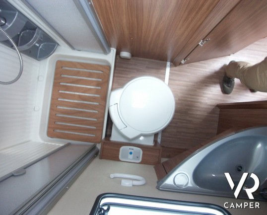 Carado T348: camper semintegrale nuovo del marchio tedesco Carado (Hymer) con letto alla francese, frigorifero grande e ampia dinette e letto basculan