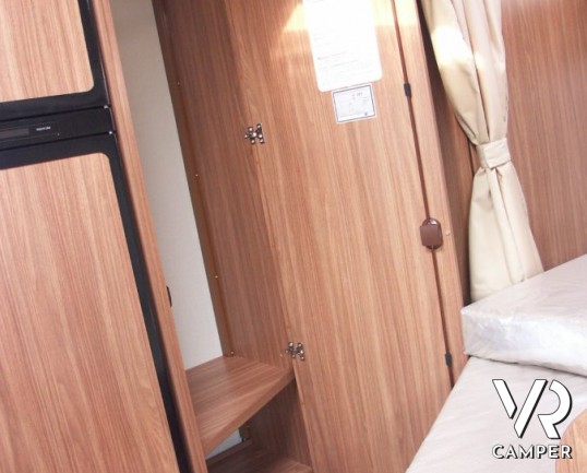 Carado T348: camper semintegrale nuovo del marchio tedesco Carado (Hymer) con letto alla francese, frigorifero grande e ampia dinette e letto basculan